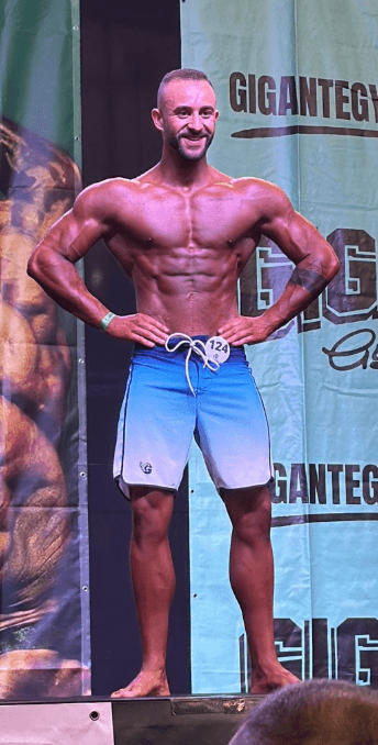 Jorge Pereira em palco, numa competição de Men’s Physique
